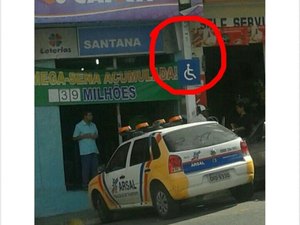 Internautas flagram carro da Arsal estacionado em vaga de deficiente