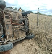 Carro capota após bater em estacas na zona rural de Palmeira dos Índios