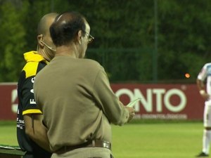 Lopes tenta dar 'carteirada' para ficar em campo no jogo do Atlético-PR