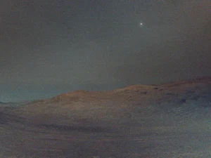 Nasa registra imagem rara da lua Deimos antes do amanhecer em Marte