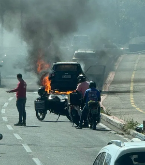 Carro incendeia na avenida Josefa de Melo, em Maceió; bombeiros são acionados