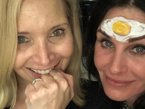 Reunião de 'Friends': Lisa Kudrow posta foto com Courteney Cox, e web pira