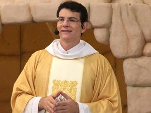 RedeTV! aluga parabólica para padre cantor e dono de farmácia