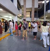 Mais de uma hora após horário oficial, eleitores ainda enfrentam filas para votar em Maceió