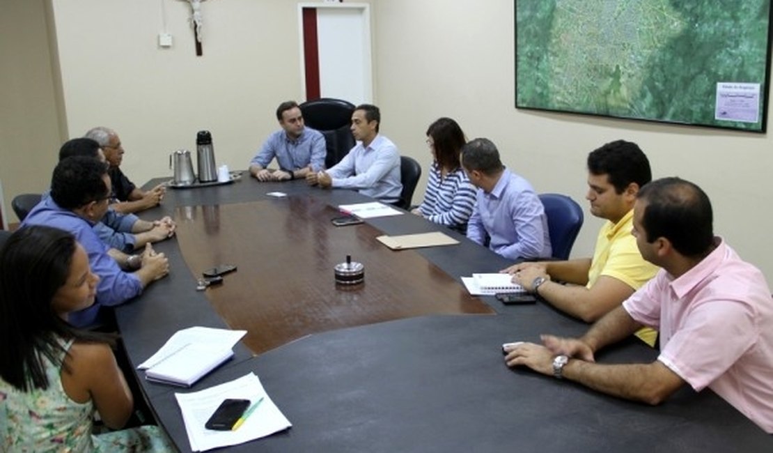 Prefeitura e BB definem cronograma para entrega das casas no Vale do Perucaba