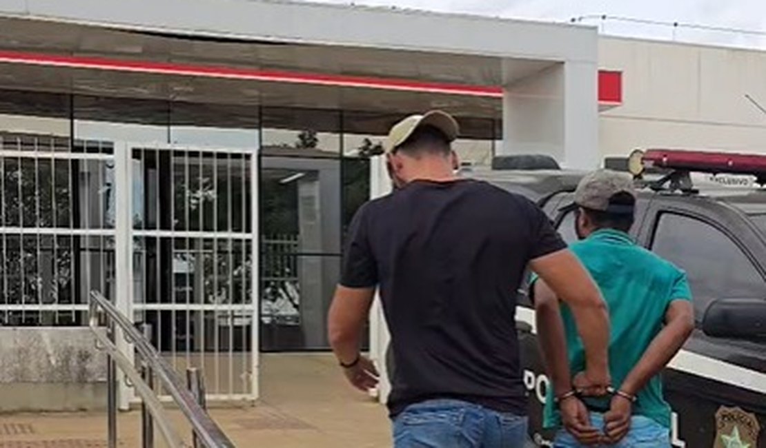 Homem é preso suspeito de fraudar cartão da mãe e incendiar a casa dela em Coité do Nóia