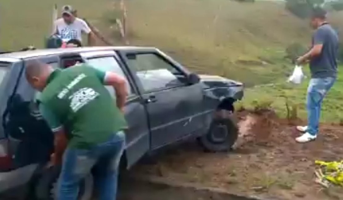 [Vídeo] Carro sobra em curva e deixa trânsito lento no Rio Largo 