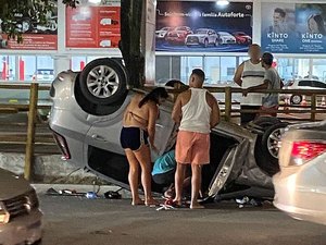 Carro colide com veículo, capota na Avenida Fernandes Lima e deixa oito feridos