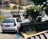 Motorista tenta descer com carro em escadaria e motivo surpreende