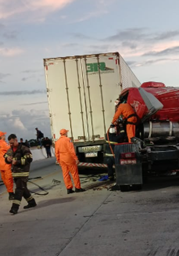 Colisão entre carretas deixa preso às ferragens na BR-101, em São Miguel dos Campos