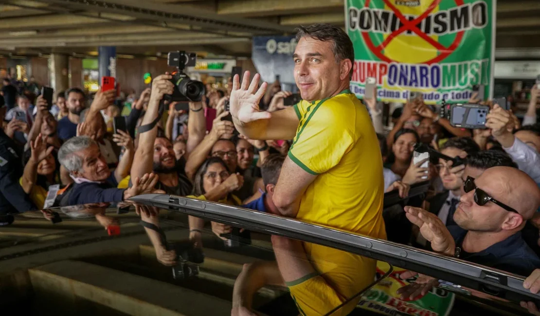 Decisão de Moraes é silenciamento de Bolsonaro, diz campanha de Flávio