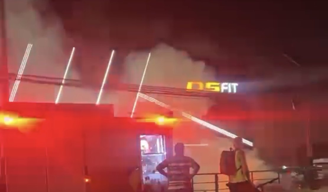 Carro pega fogo na Avenida Vereador Galba Novaes de Castro, em Maceió