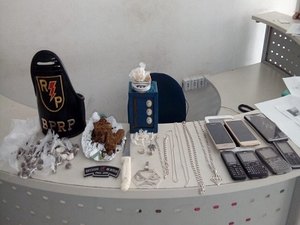 Em cumprimento de mandado, polícia prende jovem e aprende drogas no Bom Parto