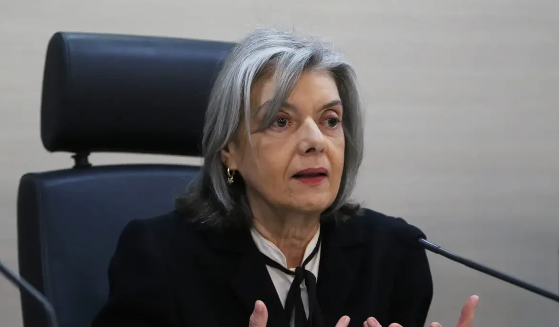 Cármen Lucia toma posse na presidência do TSE