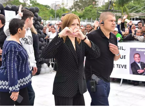 Família de Gugu Liberato é aplaudida e agradece fãs na Alesp