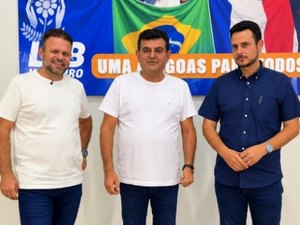 Nivaldo Albuquerque fecha apoio dos Loureiros de Maceió