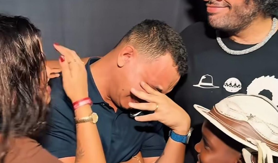 [Vídeo] João Gomes chora ao receber presentes das filhas de Kara Véia antes de show em Maceió