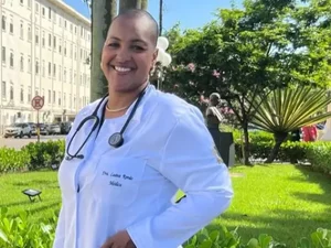 Mulher supera desemprego e dívidas, não desiste de sonho e se forma médica aos 43 anos