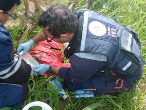 Ciclista fica ferido após ser atingido por carro de passeio ao atravessar rodovia 