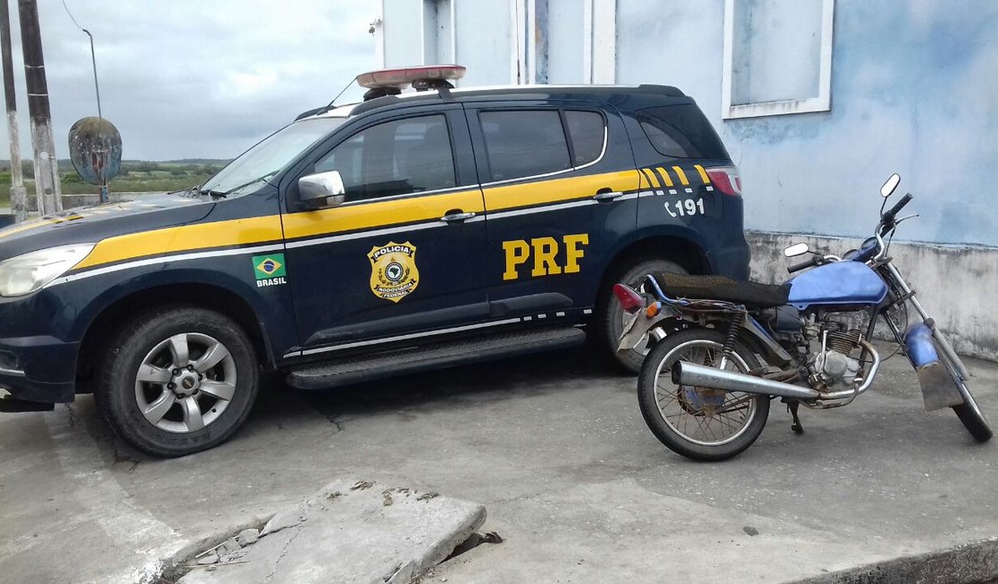 Polícia Rodoviária Federal prende homem guiando moto com queixa de roubo