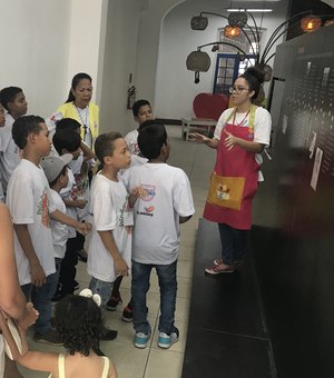 Crianças atendidas pelo Ronda no Bairro visitam Biblioteca Graciliano Ramos