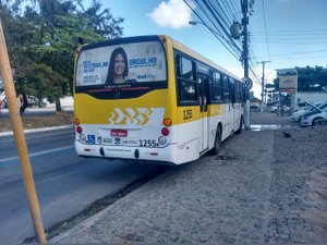 Bandidos armados fazem arrastão em coletivo nesta terça-feira 