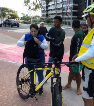 Equipe do Ronda no Bairro recupera bolsa furtada na orla de Ponta Verde