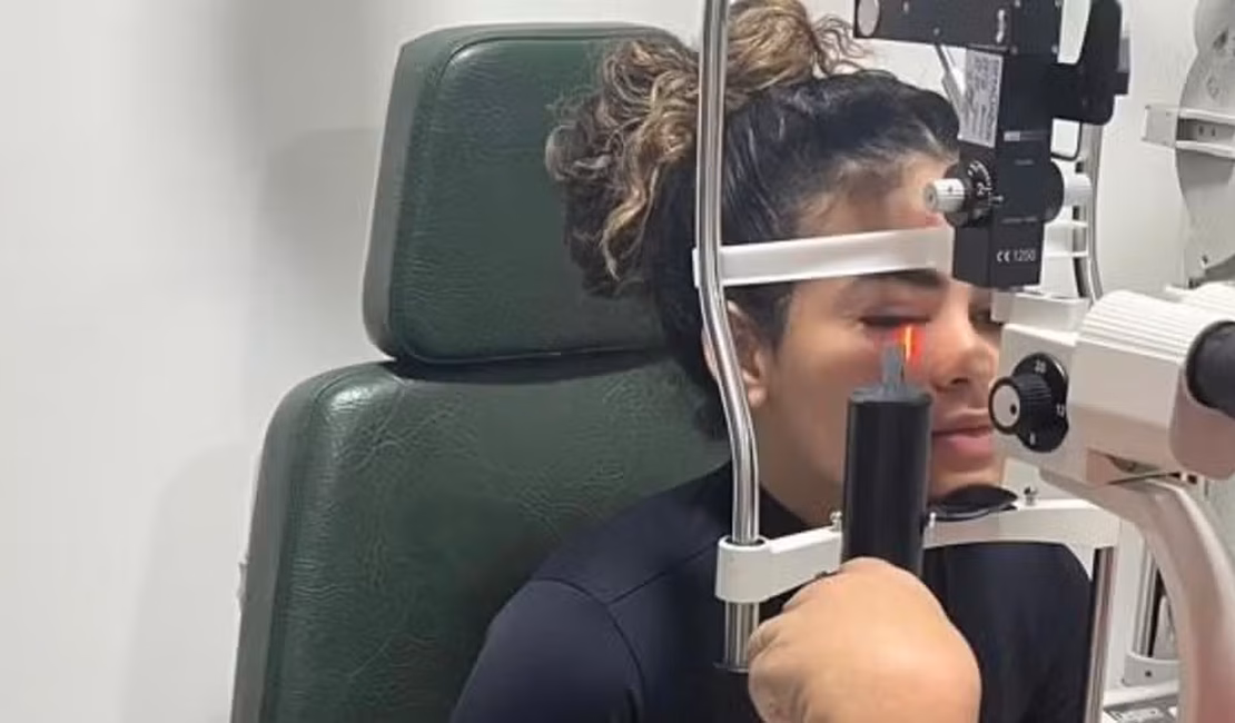 Mosca de banheiro causa infecção no olho de influenciadora e vídeo viraliza