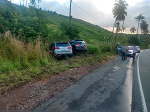 Veículos colidem e saem da pista na AL-101 Sul, em Jequiá da Praia