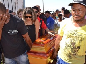 Corpo de Leonardo, ídolo do Sport, é enterrado no Piauí sob muita emoção