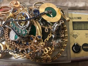 Enganada, empresária entrega R$ 100 mil em joias para astróloga