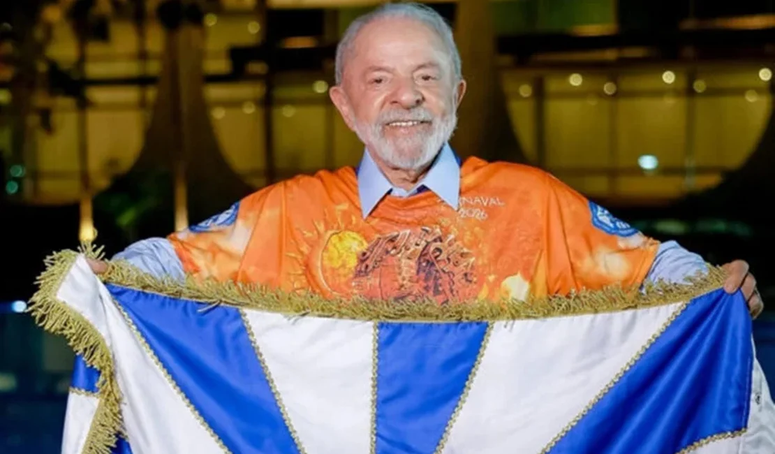 Carnavalesco fala sobre fezes em carro de escola que homenageou Lula