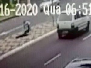 Buraco se abre em calçada e “engole” jovem que caminhava