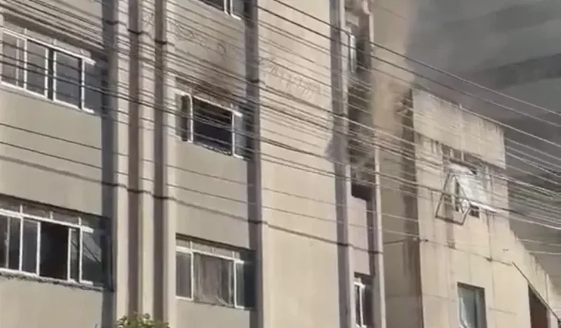 Incêndio atinge prédio na Ponta Verde, bairro na parte baixa de Maceió