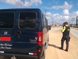 Em Maceió, equipes de fiscalização autuam e removem transportes irregulares