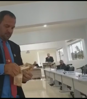 Vereador de São Sebastião joga R$ 1 mil em cédulas no plenário da câmara