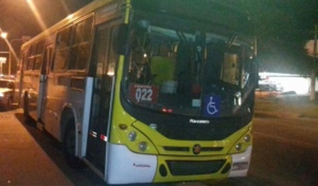 Grupo armado assalta ônibus no São Jorge, em Maceió