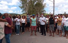 Servidores do Passo de Camaragibe fazem protesto por pagamento
