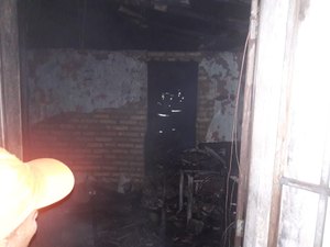 Casa pega fogo no bairro Cacimbas em Arapiraca