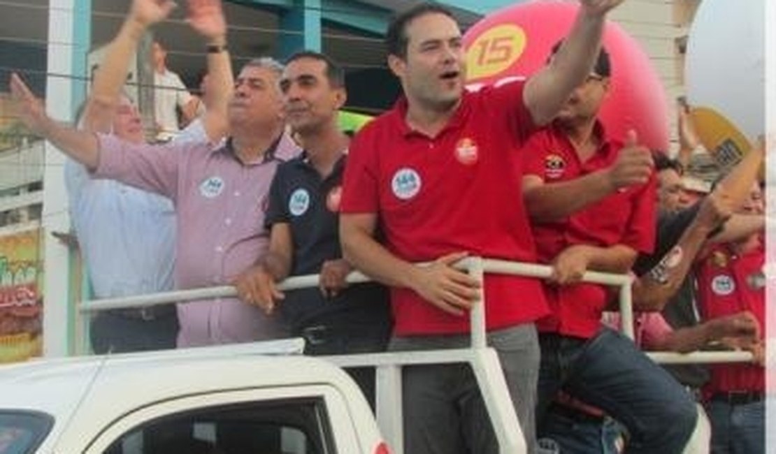 Renan Filho percorre bairros de Maceió realizando caminhadas