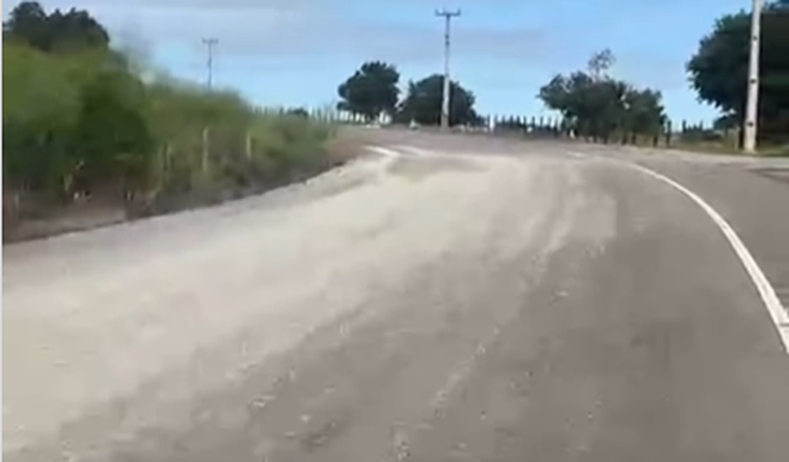 Caminhão derruba brita na AL-110 e preocupa motoristas em Taquarana