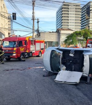 Mulher fica presa às ferragens após acidente com tombamento na Pajuçara