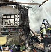 Bombeiros fazem rescaldo em residência que pegou fogo no Jacintinho