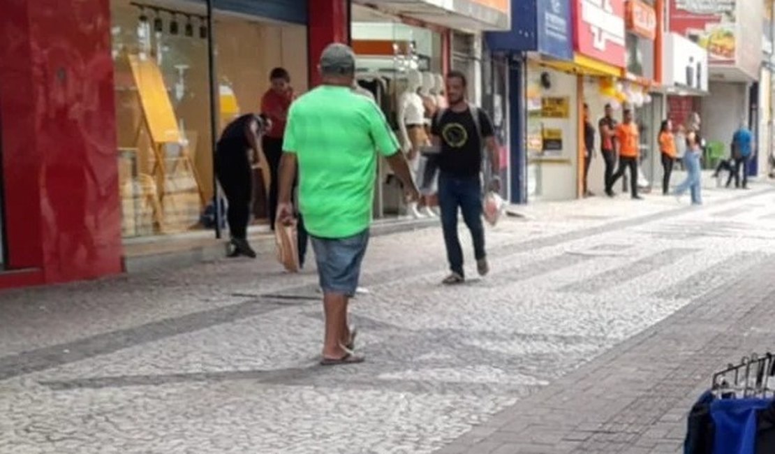 Mulher leva soco após negar R$ 5 a dependente químico no Centro de Arapiraca
