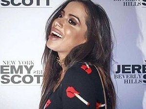 Anitta exagera no preenchimento labial e vira piada na web