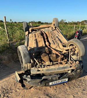 [Vídeo] Capotamento em estrada de terra deixa uma pessoa ferida em São Sebastião