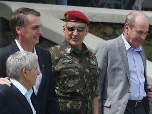 Presidente eleito almoça com militares do Exército no Rio