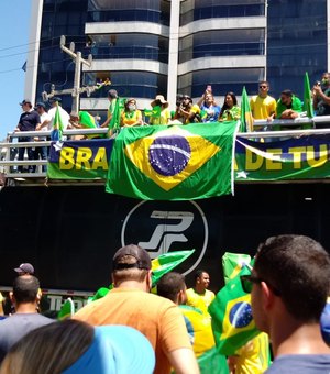 [Vídeo] PM estima 40 mil pessoas em ato pró-Bolsonaro na orla de Maceió