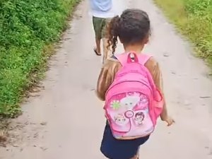 Sem transporte, crianças com TEA são obrigadas a andar vários quilômetros para irem à escola em Tapera