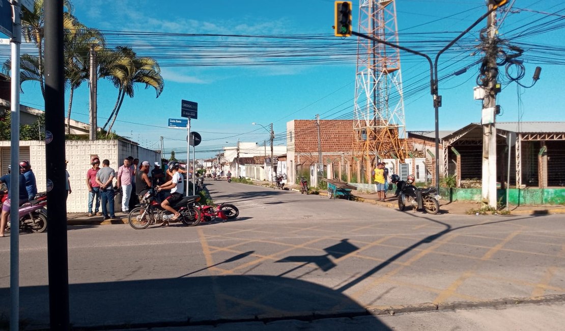 [Vídeo] Acidente entre duas motos é registrado em cruzamento do bairro Primavera